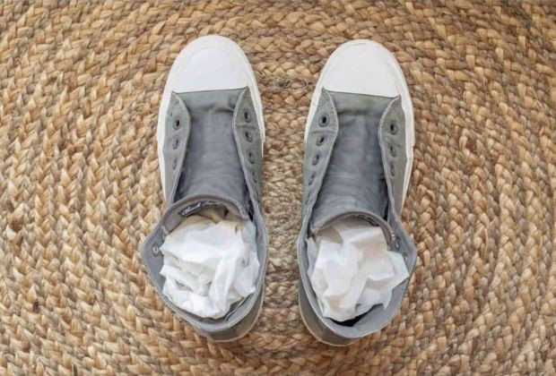 Để giày không ố vàng, bạn cần nhét giấy vào giày để hút ẩm.
