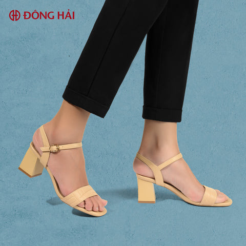 Đôi chân thon dài với giày cao gót gót vuông, bí quyết giữ khoảng cách bước chân phù hợp