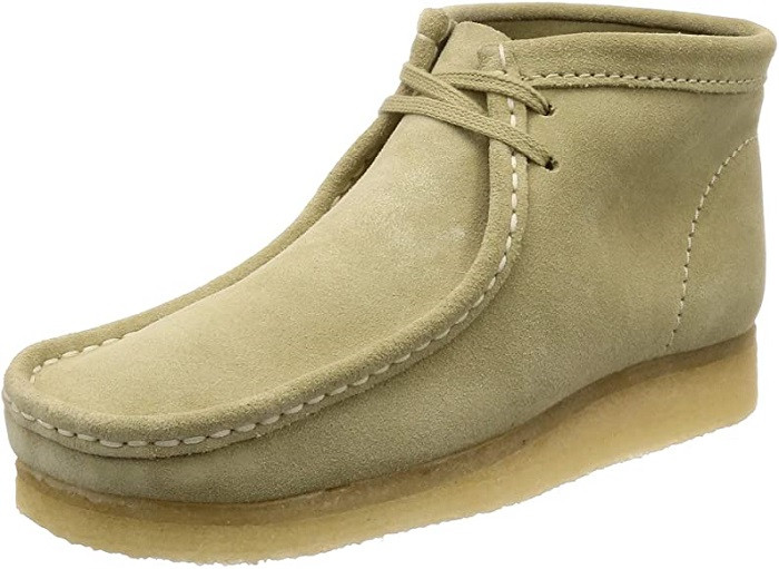 Đôi giày Clarks Wallaby Boot da thật với đường chỉ may tinh xảo, đế Crepe đặc trưng.