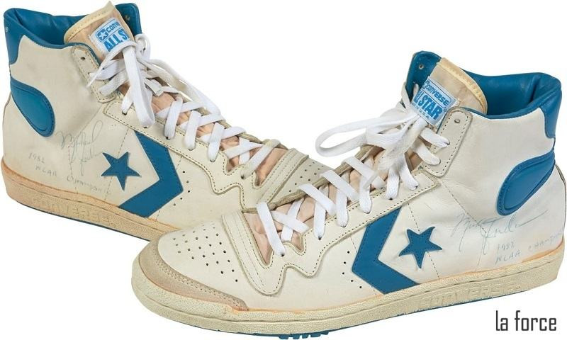 Đôi giày Converse thể thao có chữ ký của Michael Jordan