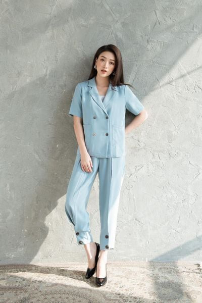 Đôi giày gót thấp màu be thanh lịch, kiểu giày nữ thoải mái và tiện dụng
