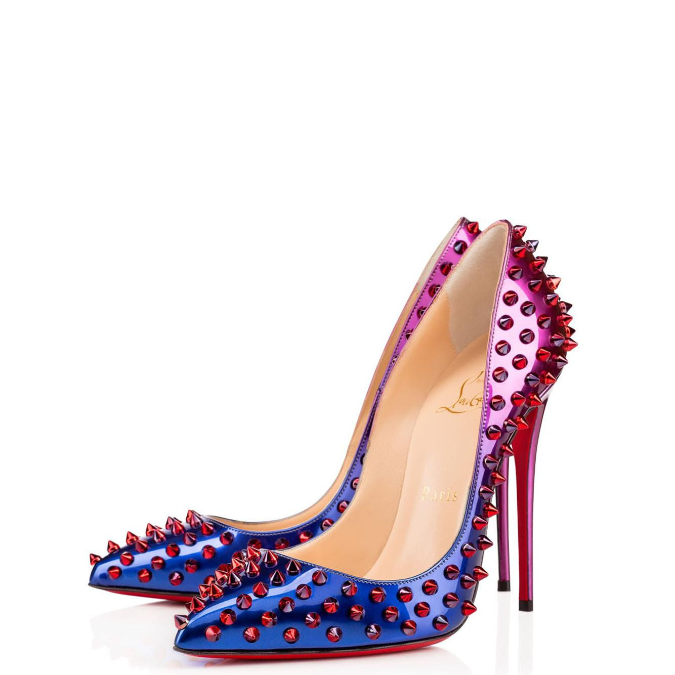 Đôi giày Louboutin Follies Spikes với đinh tán nạm thủ công, thể hiện vẻ đẹp sắc sảo và phong cách cá tính, đầy cuốn hút.