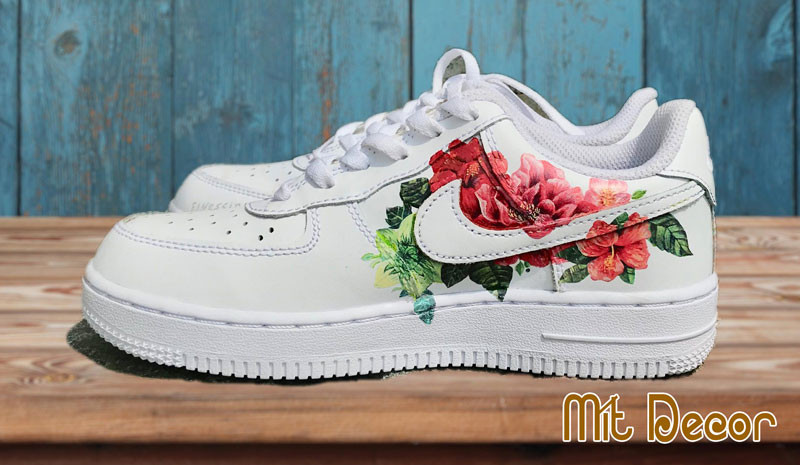 Đôi giày sneaker trắng được trang trí họa tiết hoa hồng tinh tế, gợi ý ý tưởng kết hợp khi vẽ giày anime nữ.