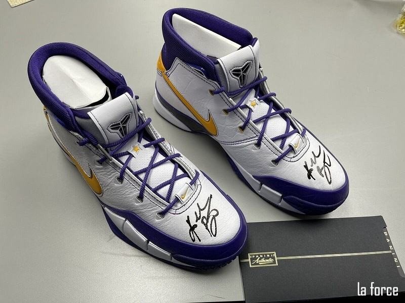 Đôi giày thể thao Nike Air Zoom Kobe 1 có chữ ký của Kobe Bryant