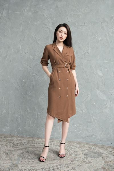 Đôi sandals cao gót quai ngang màu hồng nhạt, kiểu giày nữ lý tưởng cho những ngày hè