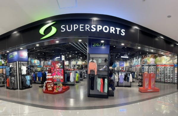 Gian hàng giày thể thao Supersports với nhiều mẫu sneaker hiện đại