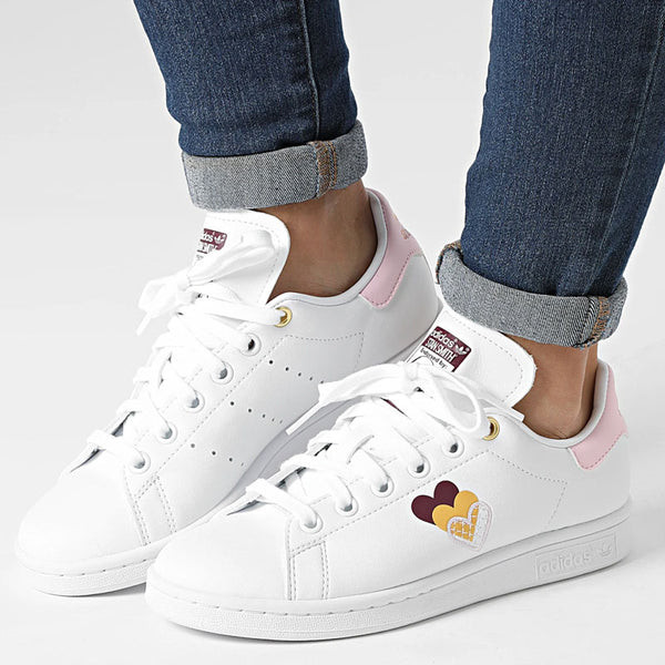 Giày adidas nữ Stan Smith màu hồng nhẹ nhàng, họa tiết trái tim nổi bật