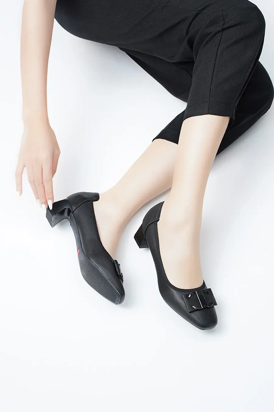 Giày bít mũi da Microfiber màu đen sang trọng cho phụ nữ trung niên