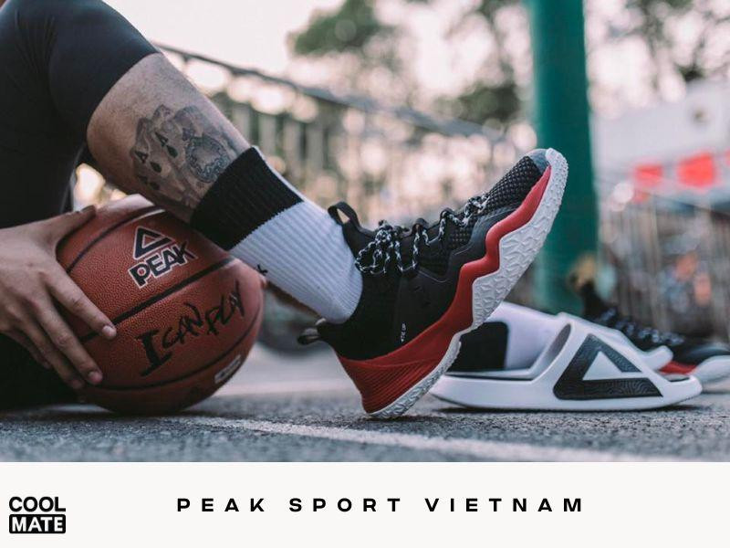 Giày bóng rổ Peak Sport được trưng bày tại cửa hàng, thu hút khách hàng tìm shop giày bóng rổ TPHCM