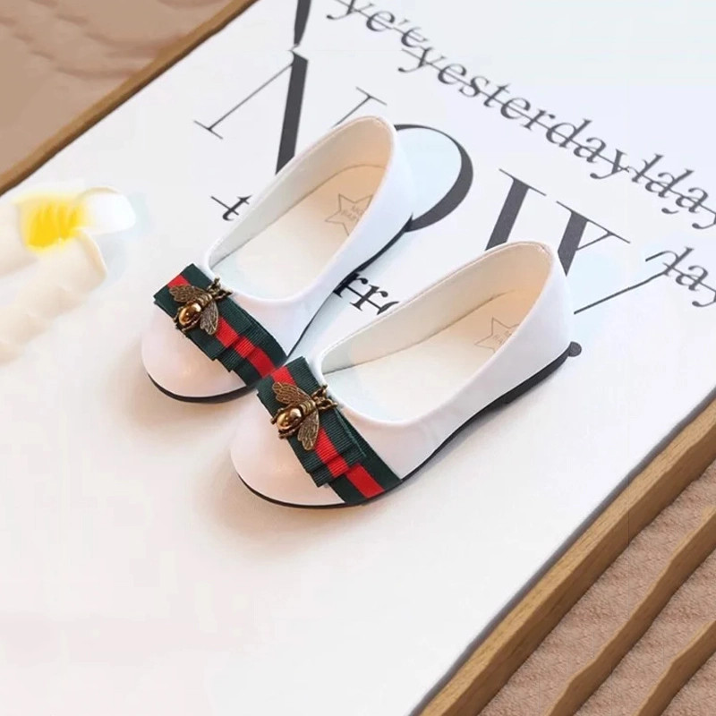 Giày búp bê trắng Gucci phong cách trẻ trung, mũi tròn và nơ họa tiết