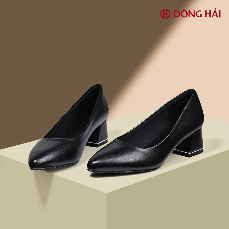 Giày cao gót Đông Hải với thiết kế tối giản nhưng sang trọng, một thương hiệu giày nữ nổi tiếng ở Việt Nam với hơn 75 năm kinh nghiệm.