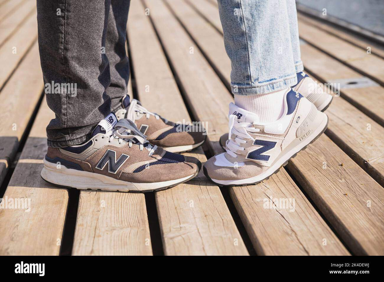 Giày đôi nam nữ New Balance 574 Couple Shoes với thiết kế cổ điển