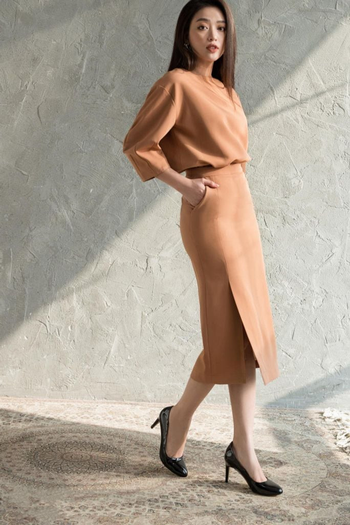 Giày kitten heels màu nude với thiết kế đơn giản, lựa chọn tinh tế trong các kiểu giày nữ