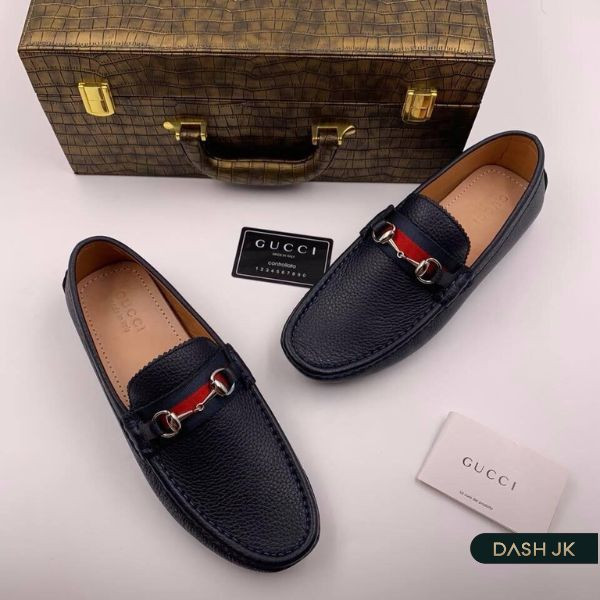 Giày lười nam hàng hiệu Gucci với họa tiết GG lồng vào nhau, thể hiện phong cách xa xỉ