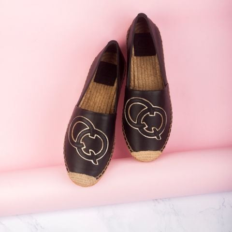 Giày lười nữ màu nâu phong cách menswear, một trong những lựa chọn giày nữ nên có