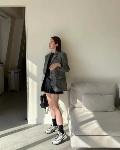 Giày sneaker cá tính khi mặc vest nữ