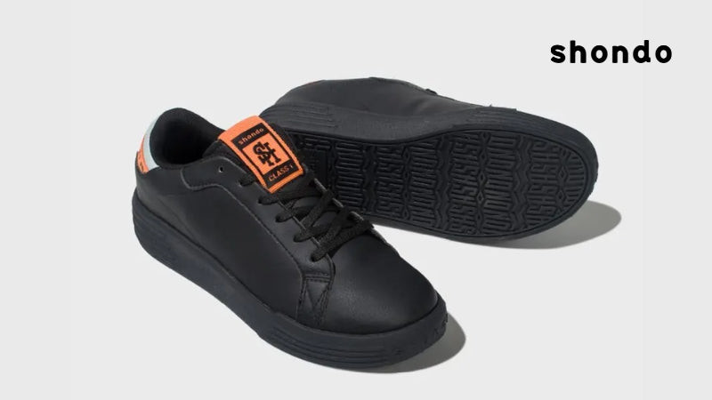 Giày sneaker đen phối dây cam kết hợp quần âu