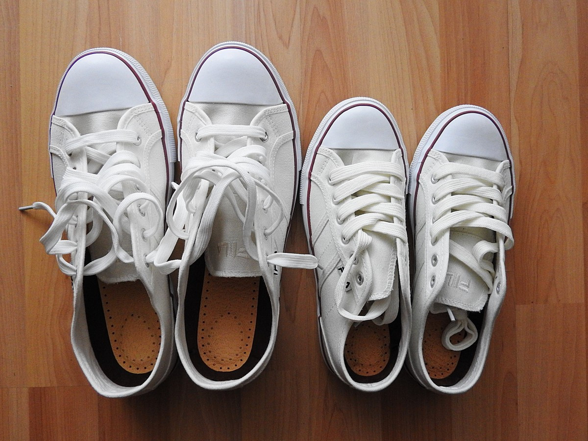 Giày sneaker trắng Converse phối cùng áo dài mang lại sự trẻ trung
