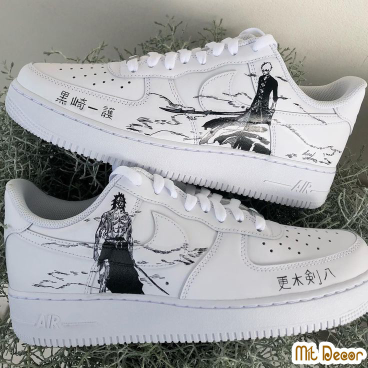 Giày sneaker trắng được vẽ họa tiết anime từ truyện tranh, minh họa cách vẽ giày anime nữ ấn tượng