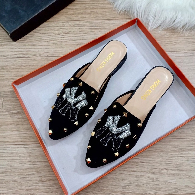 Giày sục da lộn đính đá thời trang