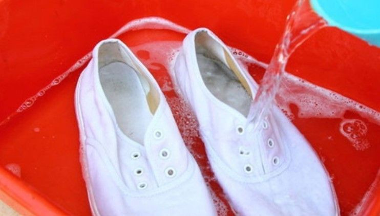 Giày thể thao bị ẩm ướt gây bong keo dán, cần tránh ngâm nước lâu.