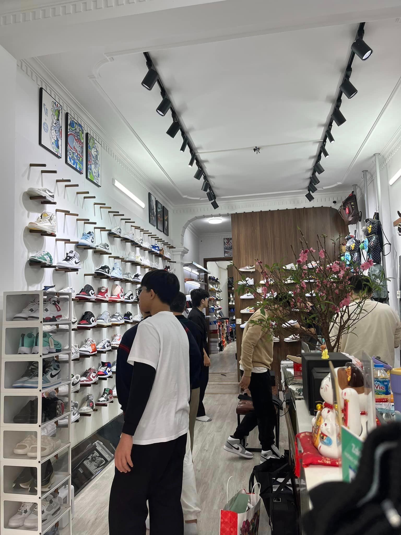 Hình ảnh một cửa hàng giày Nike với nhiều mẫu mã đa dạng trên kệ