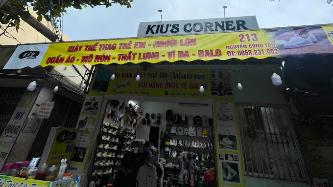 Kệ trưng bày giày thể thao mới nhất tại shop Kiu Sneaker
