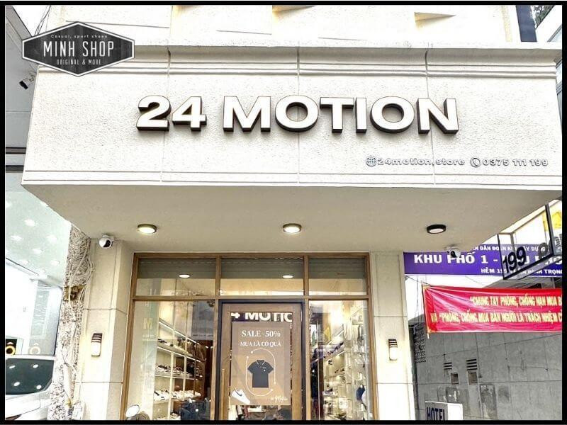 Khách hàng đang chọn lựa giày tại 24 Motion, một địa điểm mua sắm giày thể thao tiện lợi.