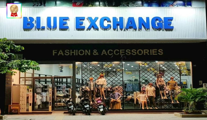 Không gian Blue Exchange Ba Đồn, trưng bày đa dạng giày dép và túi xách thời trang hiện đại