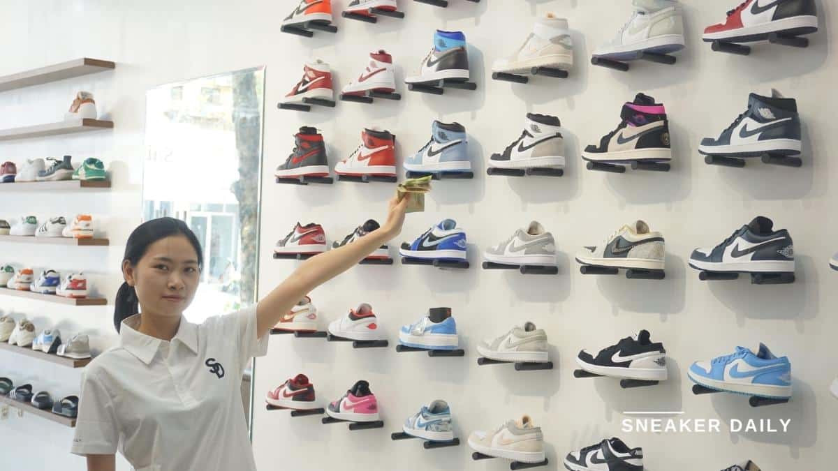 Không gian mua sắm tại một shop giày bóng rổ chuyên biệt