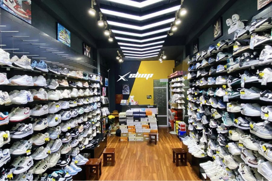 Không gian trưng bày giày thể thao nam tại XShop New, địa chỉ quen thuộc của giới trẻ Hà Nội
