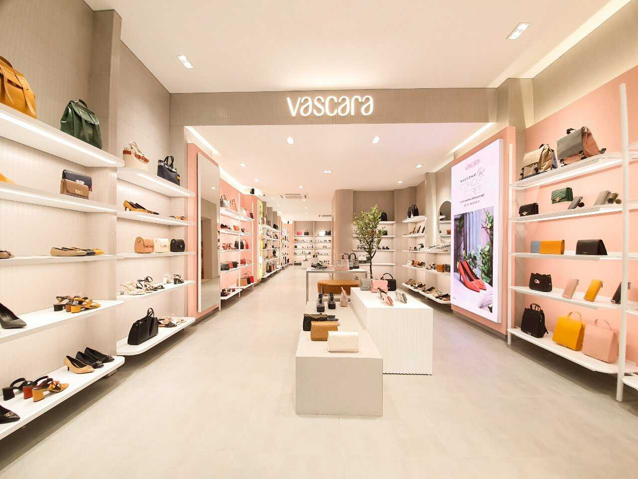 Không gian trưng bày giày và phụ kiện đa dạng tại shop Vascara, địa chỉ mua sắm giày nữ đẹp ở TP.HCM