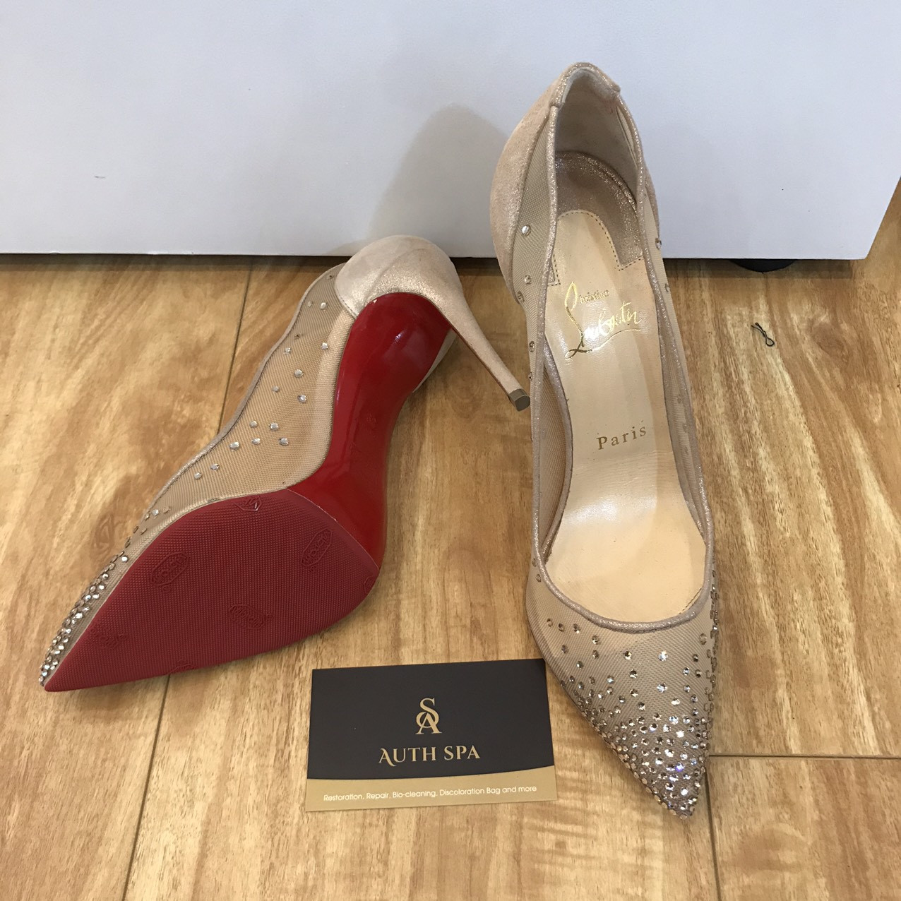 Kỹ thuật dán đế giày cao gót Louboutin chống trượt, giúp bảo vệ phần đế đỏ và tăng độ bền cho giày.