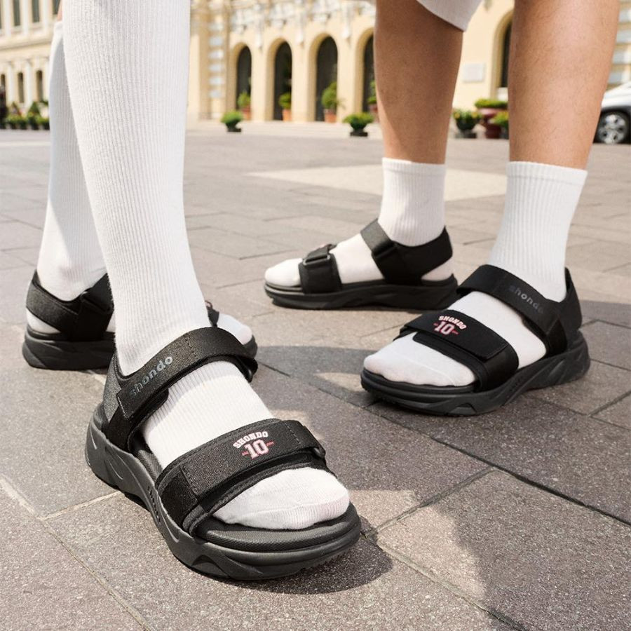 Mặc quần baggy jean nữ đi giày gì? Giày sandal