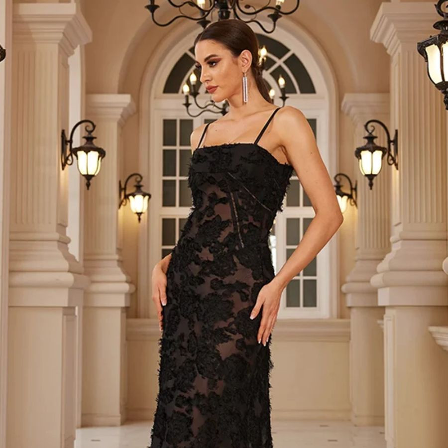 Mặc váy đen xuyên thấu đi giày thể thao