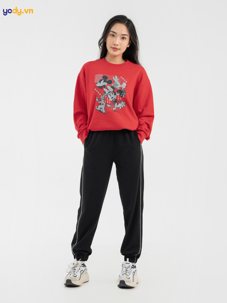 Mặc quần jogger vải đi giày thể thao nữ năng động