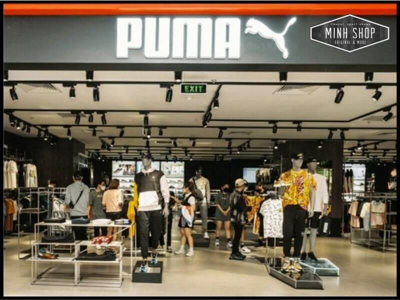 Mặt tiền cửa hàng Puma, chuyên cung cấp giày dép và trang phục thể thao năng động, thời trang.