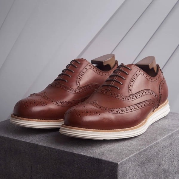 Mẫu giày Brogues nam với họa tiết độc đáo khi mặc vest