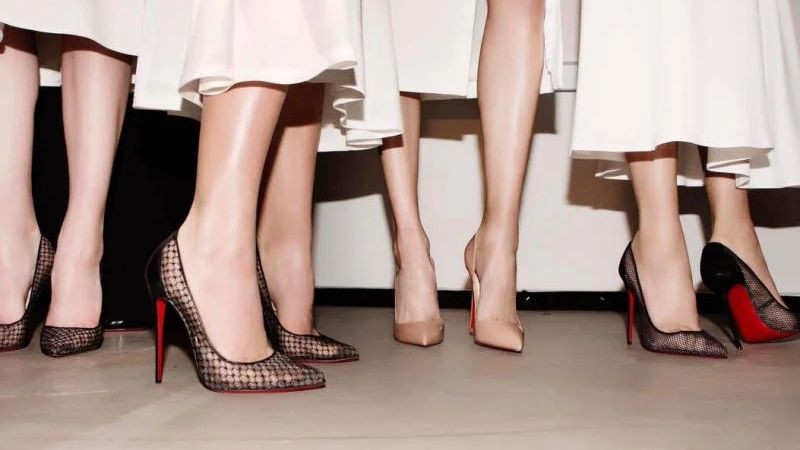 Minh họa vị trí đặt gót giày chuẩn xác dưới gót chân để đảm bảo thăng bằng khi mang giày cao gót