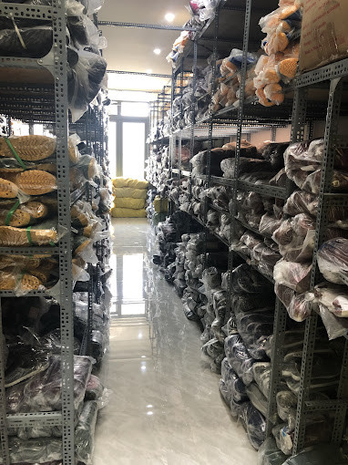 Một cửa hàng giày dép bảo hộ lao động với nhiều lựa chọn
