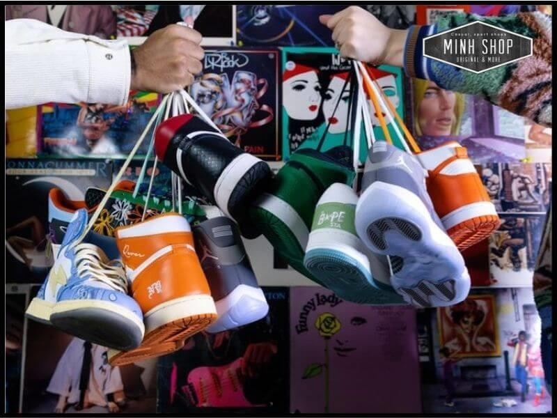 Một cửa hàng giày dép gần đây sầm uất với đa dạng các mẫu sneaker, biểu tượng của sự năng động và phong cách.