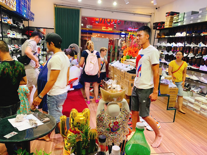 Một cửa hàng giày thể thao với các mẫu giày dép gần đây