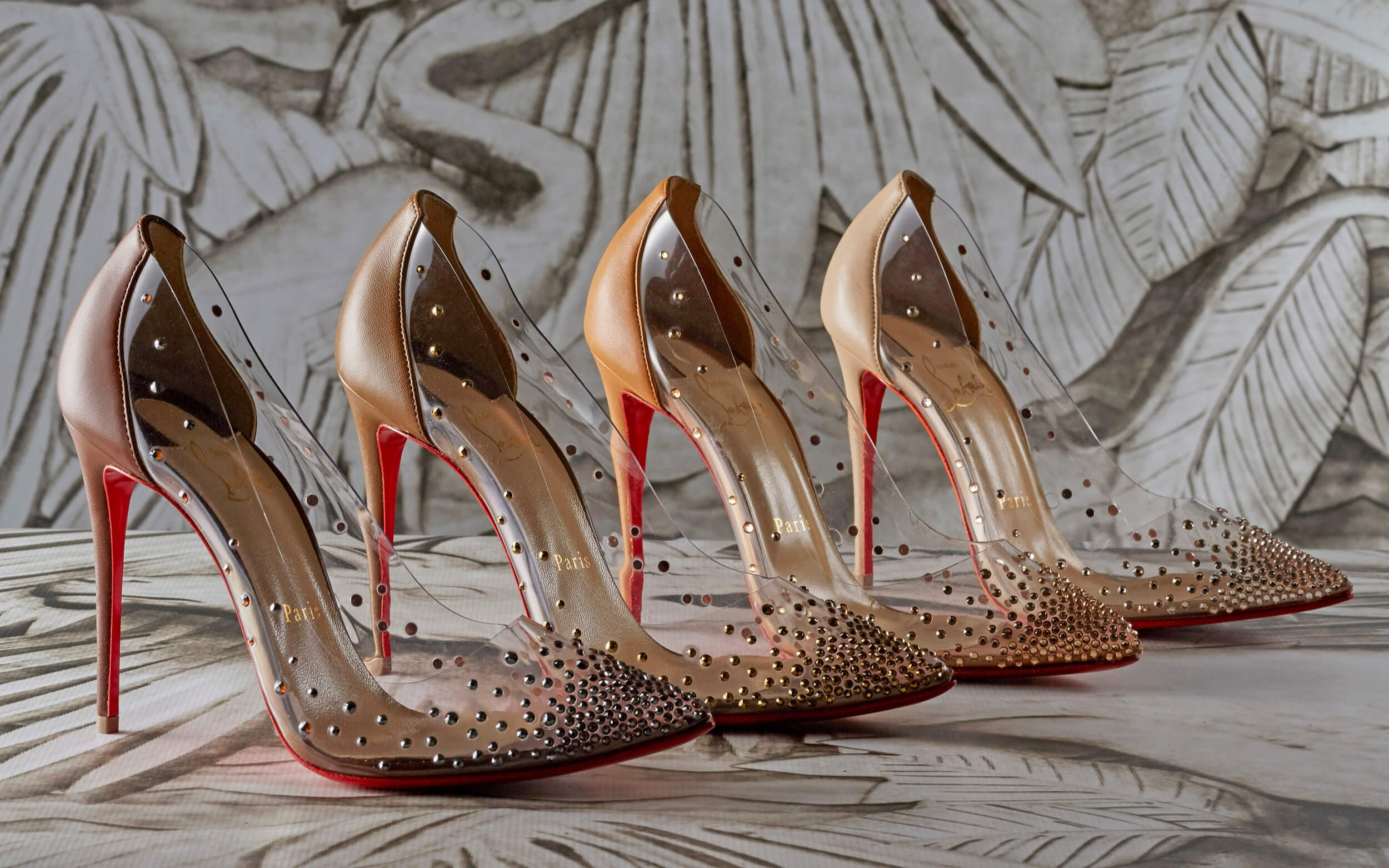 Một đôi giày cao gót Louboutin chính hãng Degrastrass lấp lánh, thể hiện sự sang trọng và đẳng cấp của thương hiệu Christian Louboutin.