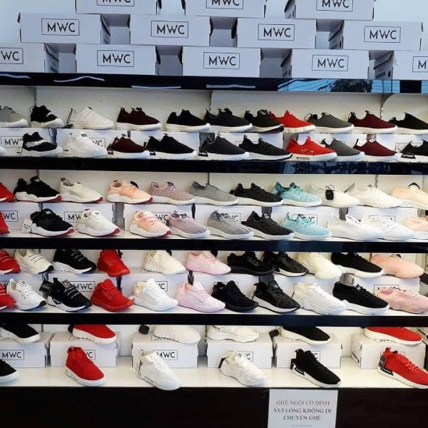Một đôi giày sneaker trắng với chi tiết da lộn, thể hiện sự tinh tế