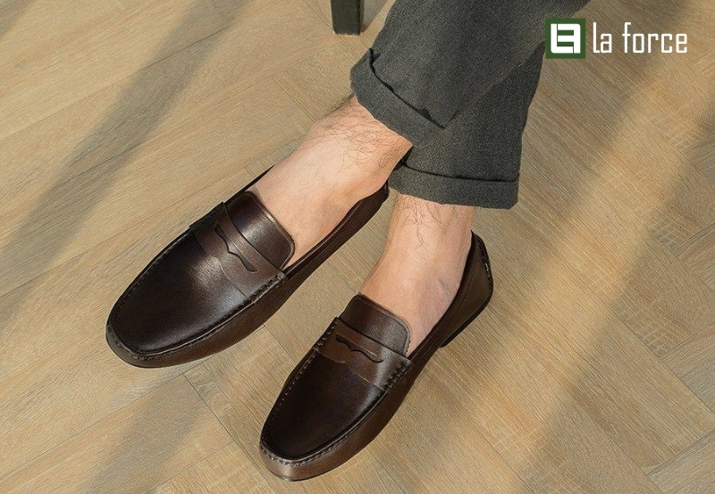 Người đàn ông lịch lãm diện vest và giày lười da nam trong buổi tiệc