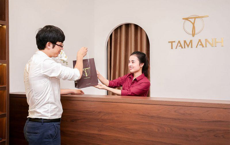 Nhân viên cửa hàng đồ da TPHCM