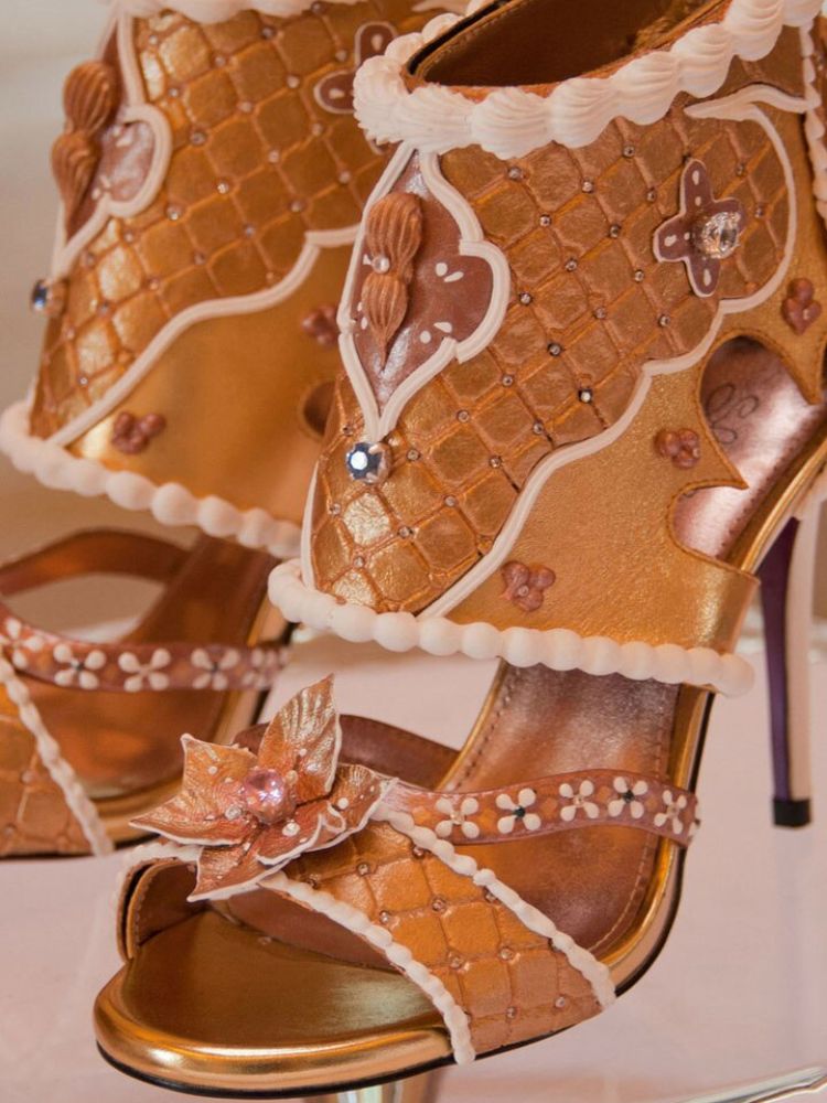 Debbie Wingham Diamond Stilettos lấy cảm hứng từ bánh sinh nhật