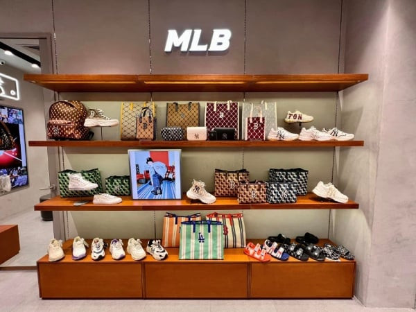 Những đôi giày sneaker đa dạng về màu sắc và kiểu dáng trên kệ