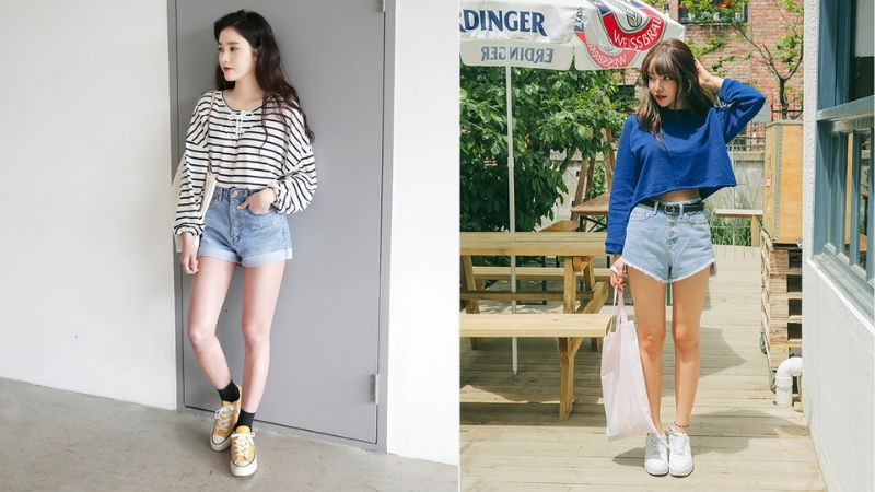 Nữ giới diện áo phông trắng, quần short denim và giày sneaker đen