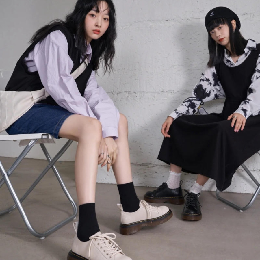 Phối đầm hoa vintage với giày Oxford cổ điển màu nâu, phong cách retro